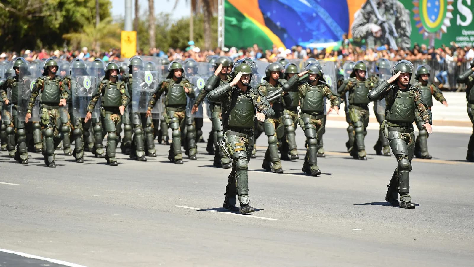 Soldados do Exército Brasileiro perfilados durante desfile do Dia do Soldado, foto de arquivo sem relação direta com o caso