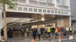 Fachada de loja da Apple com pessoas passando na calçada, foto de arquivo