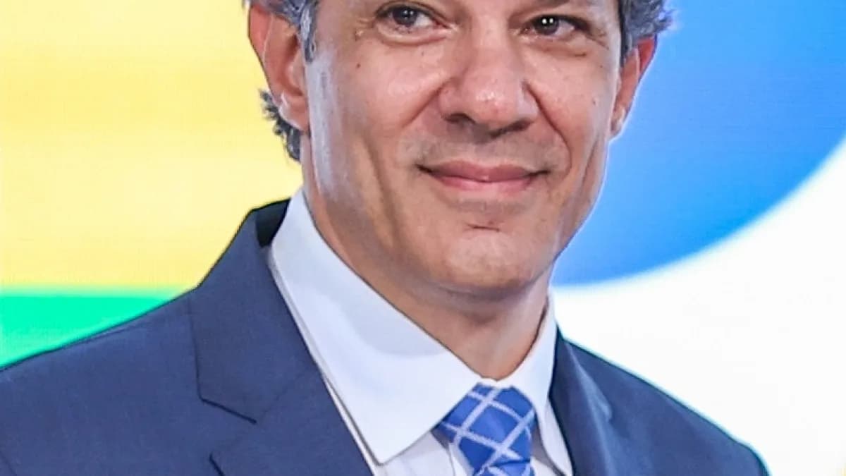 Fernando Haddad em retrato de arquivo, terno azul e gravata