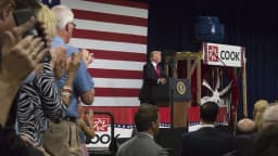 Donald Trump discursa em púlpito durante evento de campanha nos Estados Unidos