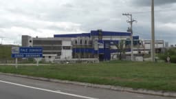 Fachada de uma fábrica da Nestlé no Brasil, com o logo da marca visível na entrada do complexo industrial