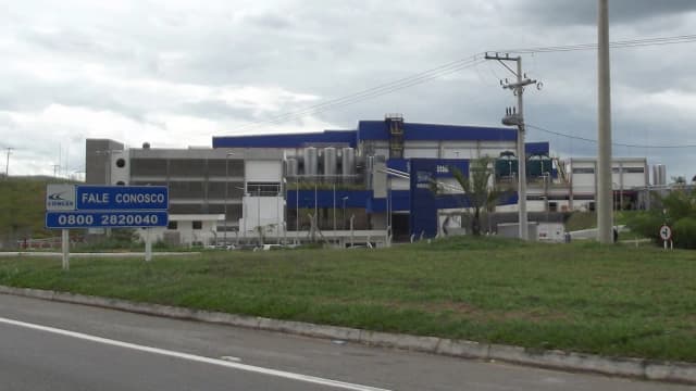 Fachada de uma fábrica da Nestlé no Brasil, com o logo da marca visível na entrada do complexo industrial