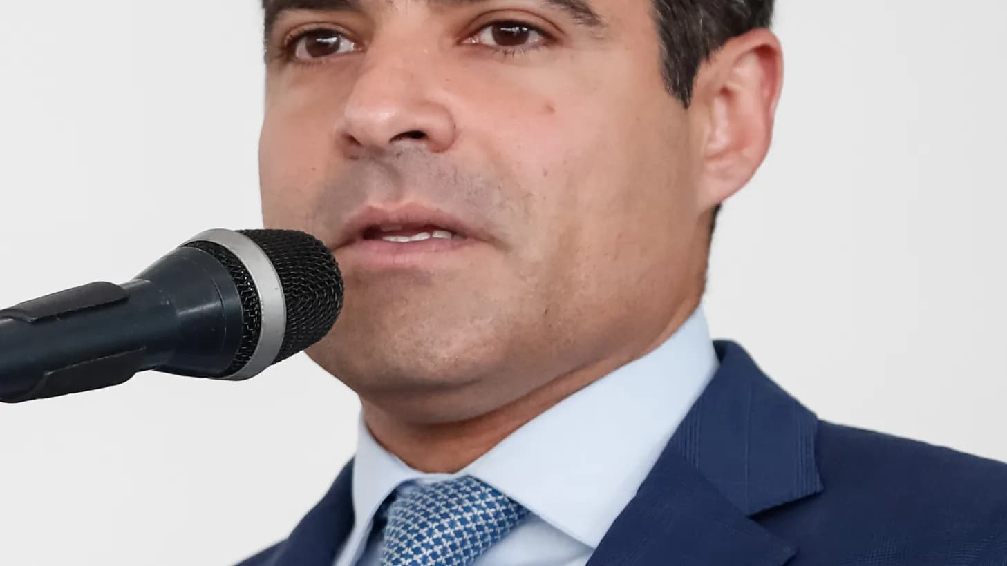 ACM Neto discursando ao microfone