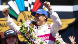 Hélio Castroneves comemora vitória nas 500 Milhas de Indianápolis