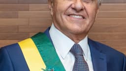 Ronaldo Caiado, de terno azul e faixa de governador de Goiás, sorri em retrato oficial