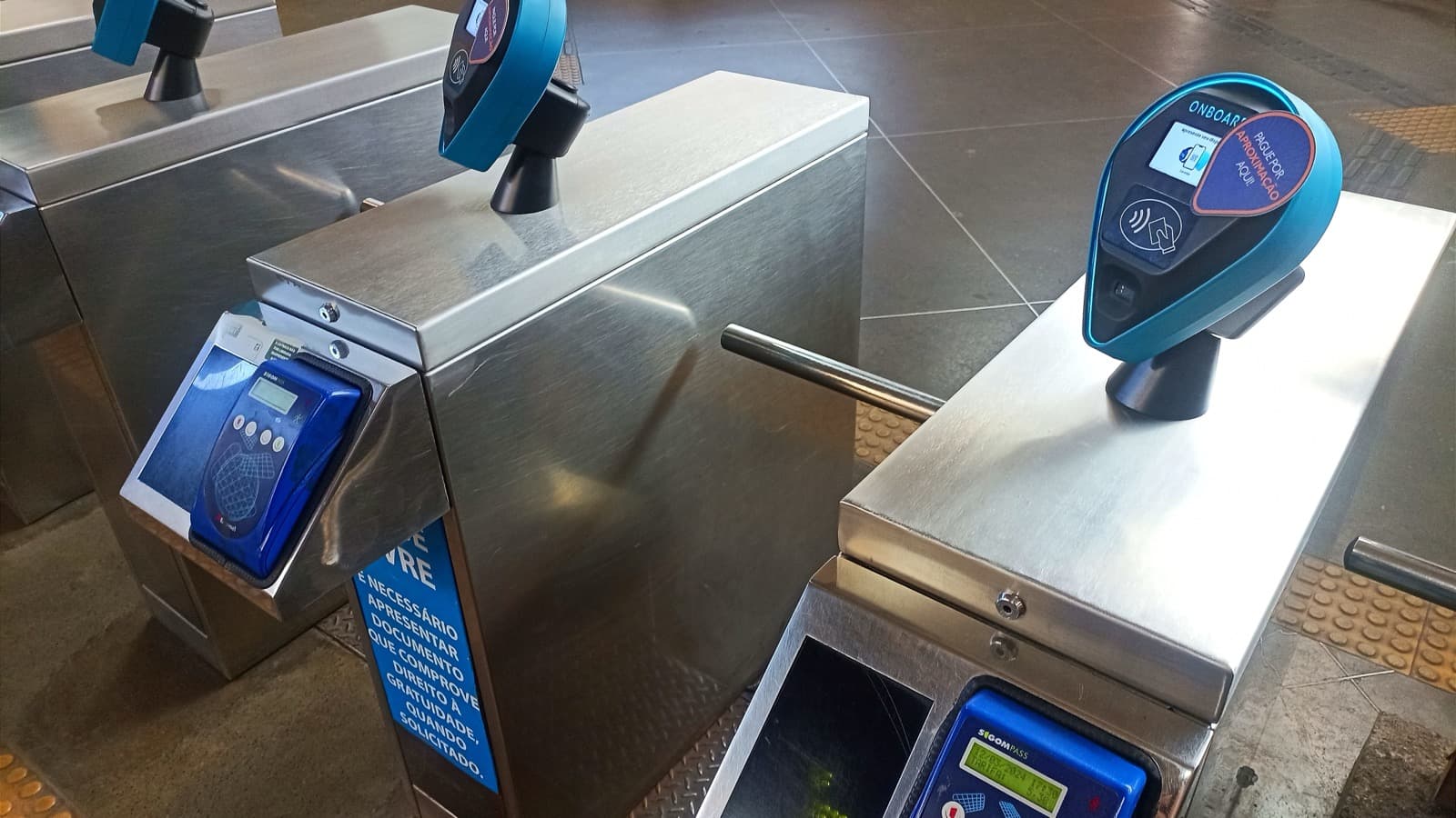 Catracas e validadores de bilhetagem em estação do Metrô de Belo Horizonte