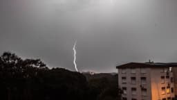 Raio cruza o céu durante temporal sobre área urbana no Rio Grande do Sul