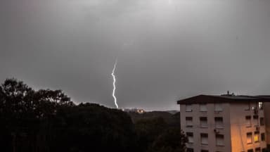 Raio cruza o céu durante temporal sobre área urbana no Rio Grande do Sul