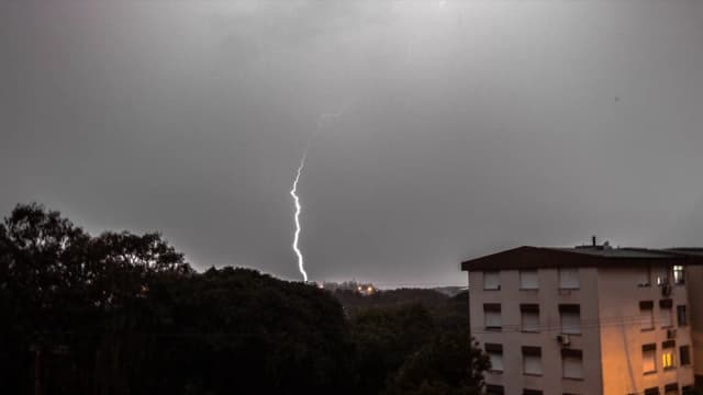 Raio cruza o céu durante temporal sobre área urbana no Rio Grande do Sul