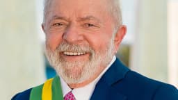 Retrato oficial do presidente Luiz Inácio Lula da Silva sorrindo, usando a faixa presidencial
