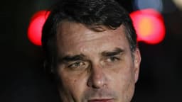 Retrato do senador Flávio Bolsonaro em ambiente noturno, com luzes desfocadas ao fundo
