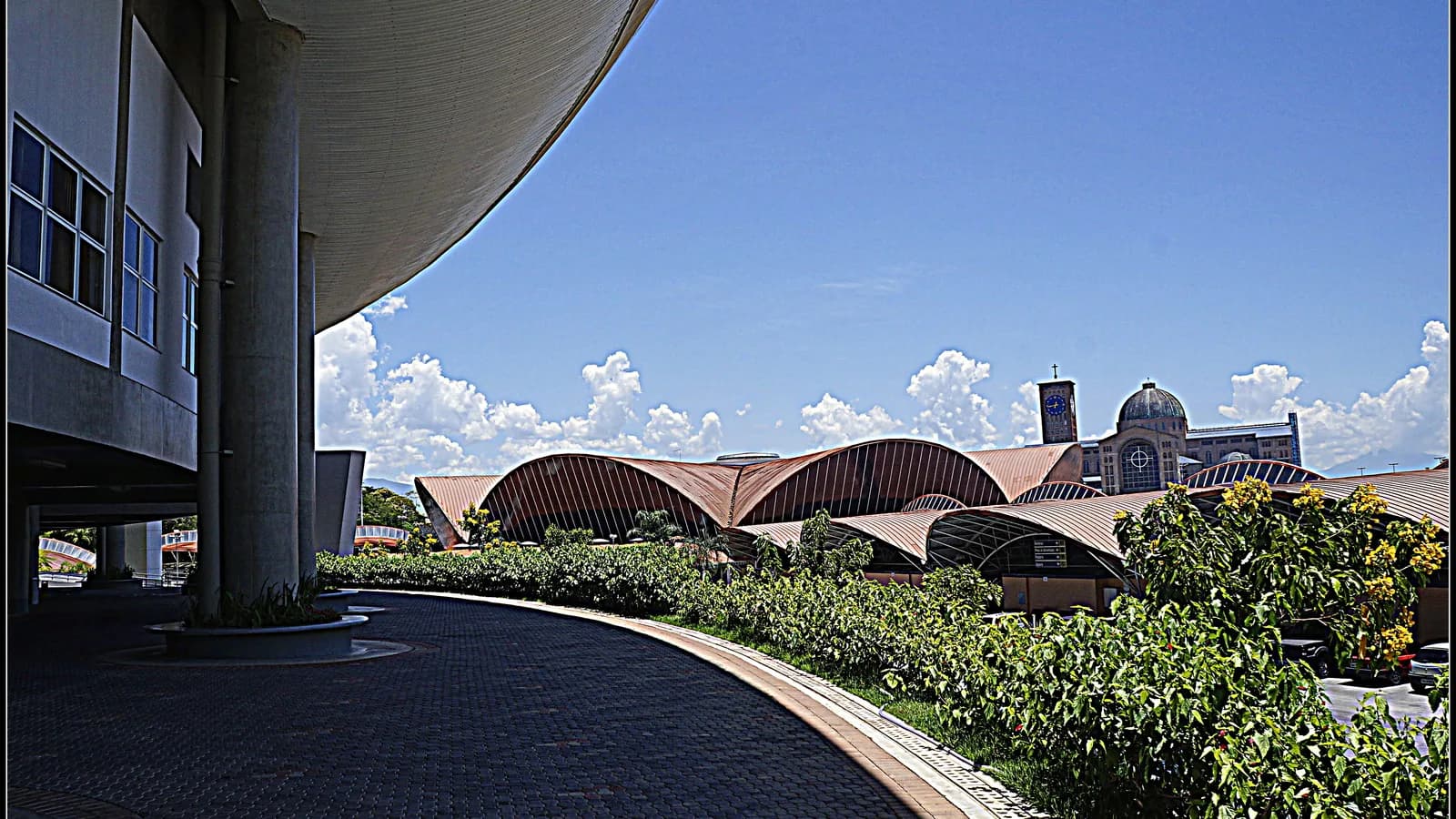 Centro de apoio aos romeiros na Via Dutra, próximo a Aparecida (SP)