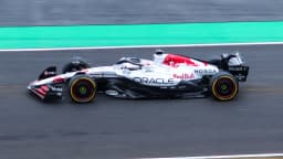 Max Verstappen pilota carro da Red Bull Racing em corrida de Fórmula 1
