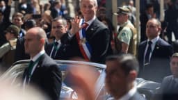 José Antonio Kast acena para apoiadores cercado por seguranças, no Chile