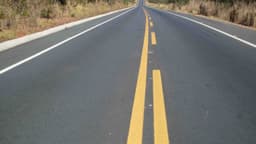 Trecho reto da rodovia BR-135 em Minas Gerais, sem veículos, imagem de arquivo ilustrativa da rodovia onde ocorreu o acidente