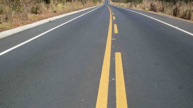 Trecho reto da rodovia BR-135 em Minas Gerais, sem veículos, imagem de arquivo ilustrativa da rodovia onde ocorreu o acidente