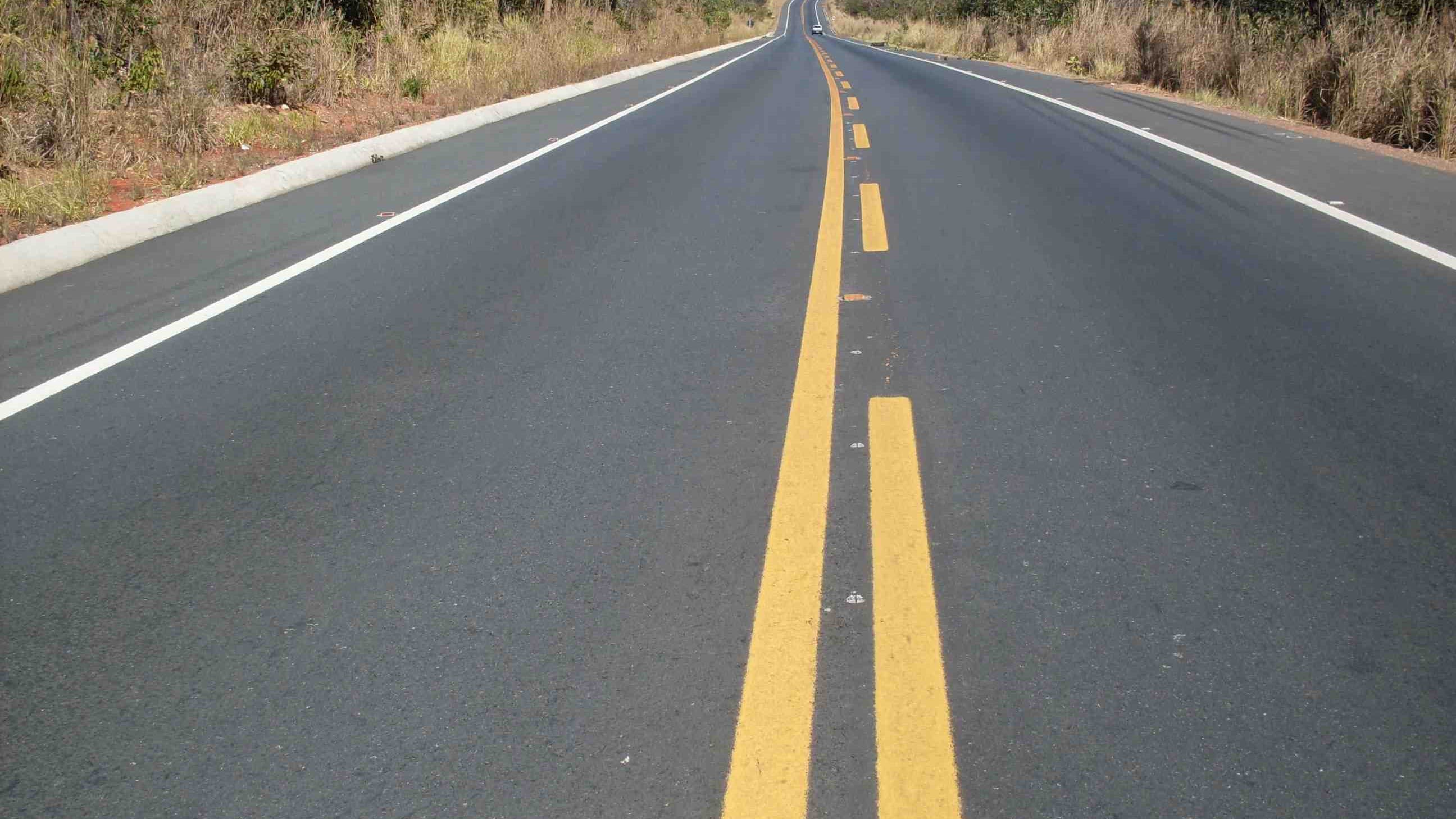 Trecho reto da rodovia BR-135 em Minas Gerais, sem veículos, imagem de arquivo ilustrativa da rodovia onde ocorreu o acidente