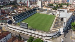 Vista aérea do Estádio Urbano Caldeira, a Vila Belmiro, em Santos (SP), cercado por prédios e casas; imagem de arquivo de 2018