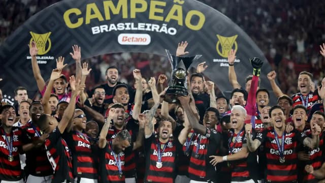 Jogadores do Flamengo comemoram título do Brasileirão em foto de arquivo