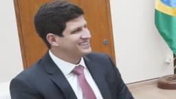 João Campos, ex-prefeito do Recife e candidato ao governo de Pernambuco, sorri durante encontro