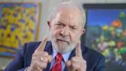 Lula, candidato à reeleição, gesticula durante entrevista (foto de arquivo)