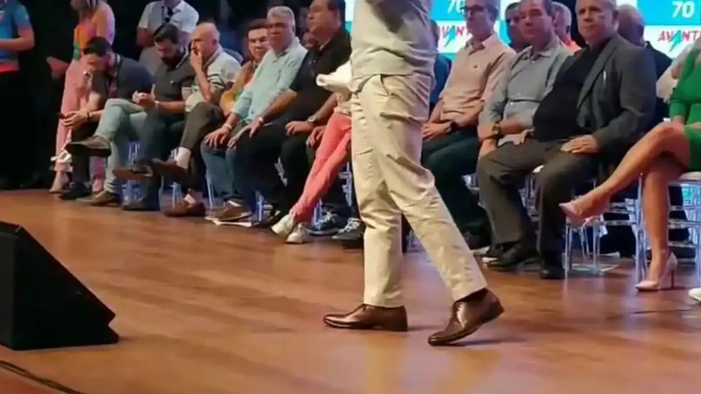 André Janones caminha em evento de campanha com público ao fundo