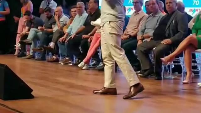 André Janones caminha em evento de campanha com público ao fundo