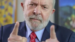 Retrato oficial do presidente Luiz Inácio Lula da Silva gesticulando com as duas mãos durante discurso