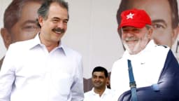 Lula sorri ao lado de Aloizio Mercadante em comício em Guarulhos, foto de arquivo