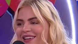 Luísa Sonza sorrindo durante entrevista em podcast