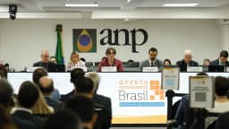 Reunião de autoridades do setor de petróleo e gás em sala com o logotipo da ANP ao fundo