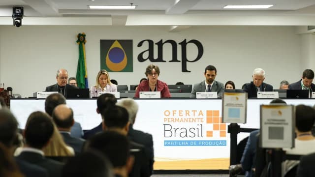 Reunião de autoridades do setor de petróleo e gás em sala com o logotipo da ANP ao fundo