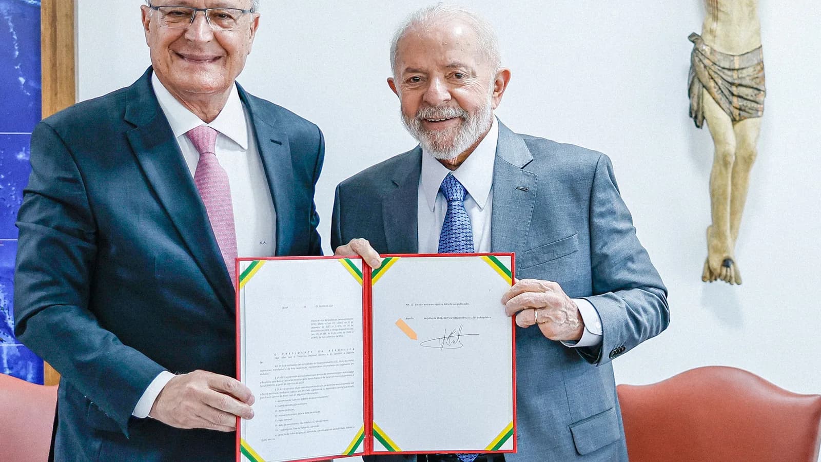 Geraldo Alckmin segura documento assinado durante evento oficial