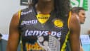 Jogadora do Praia Clube sorri segurando troféu de melhor em quadra do vôlei feminino