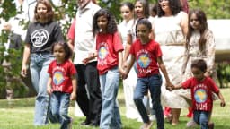 Lula caminha com crianças em evento no Dia de Nossa Senhora Aparecida e Dia das Crianças