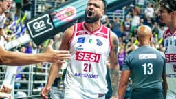 Jogadores disputam bola em partida do NBB
