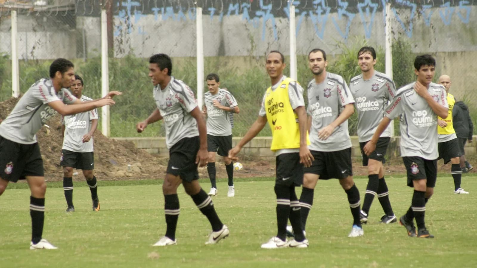 Jogadores do Corinthians durante treino em campo, uniforme branco e preto (foto de arquivo)
