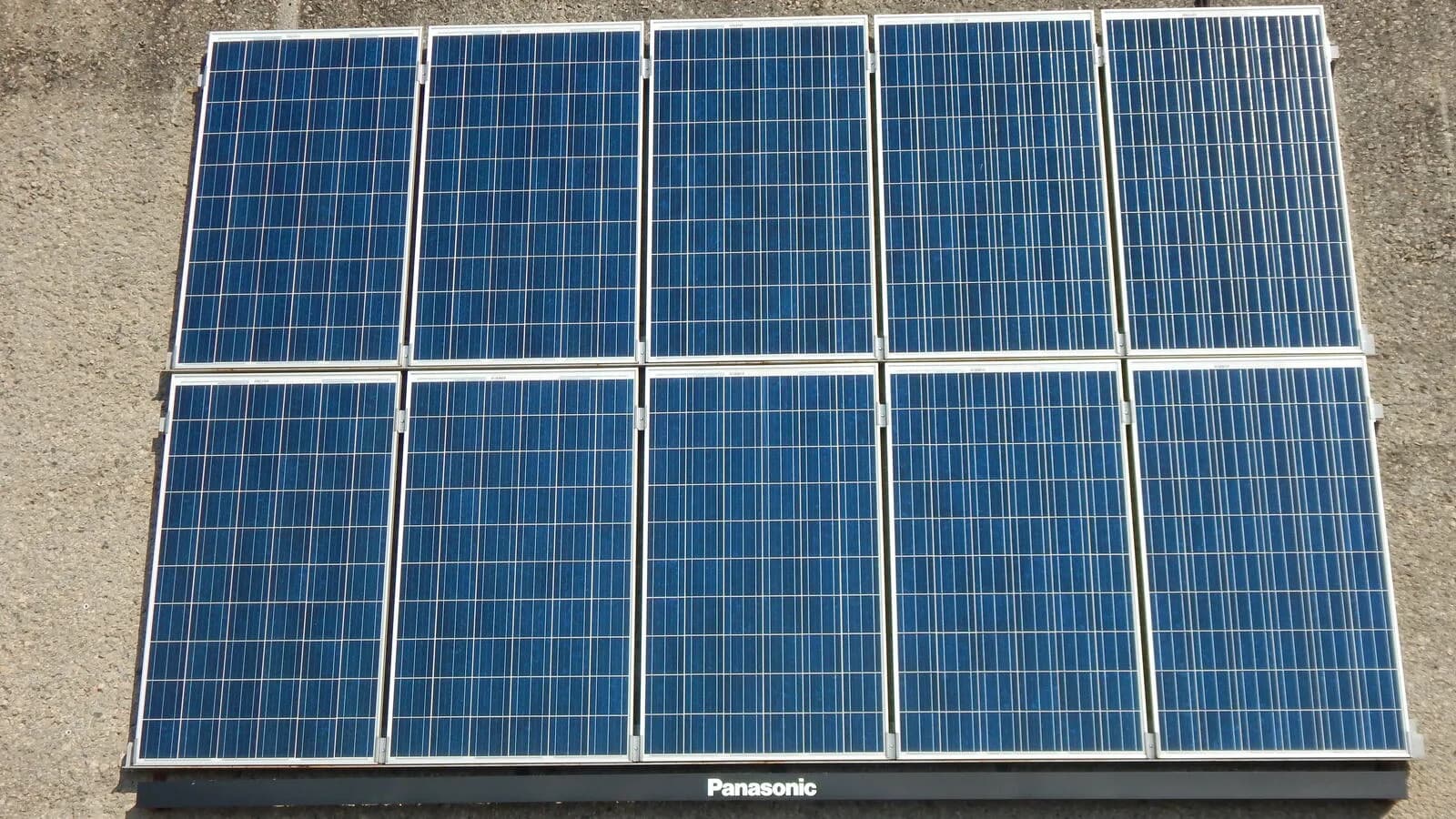 Painel solar fotovoltaico instalado ao ar livre