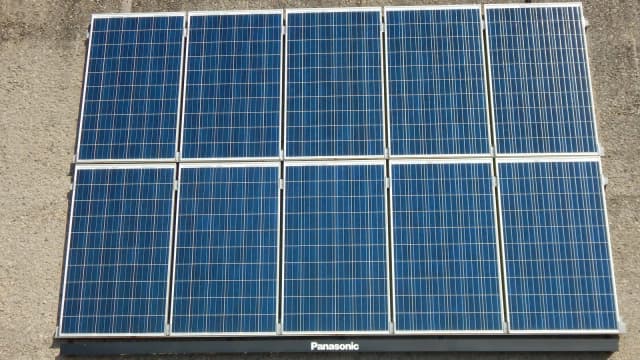 Painel solar fotovoltaico instalado ao ar livre