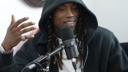 O'Shaquie Foster durante entrevista em podcast, usando moletom com capuz