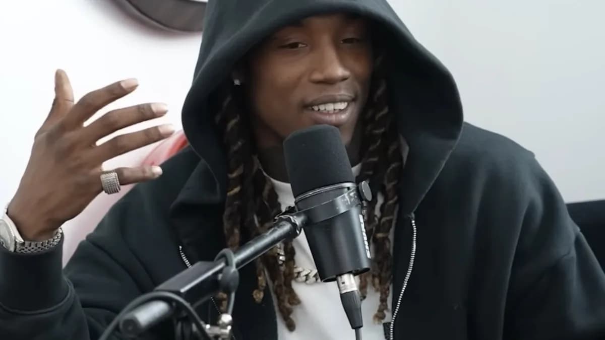 O'Shaquie Foster durante entrevista em podcast, usando moletom com capuz