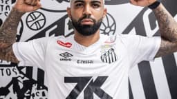 Gabigol posa com a camisa do Santos durante anúncio de sua volta ao clube