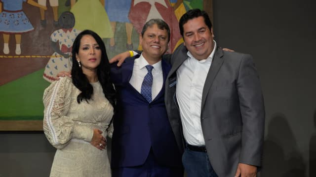 Tarcísio de Freitas cumprimentado por convidados no dia de sua posse como governador de São Paulo (imagem de arquivo, janeiro de 2023)