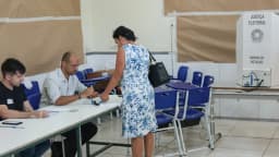 Eleitor vota em seção eleitoral durante as eleições de 2026