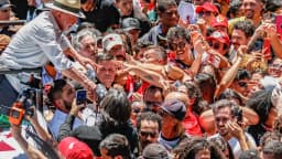 Apoiadores em ato de campanha de Lula no dia em que o petista comentou a suspensão do canal pelo TSE