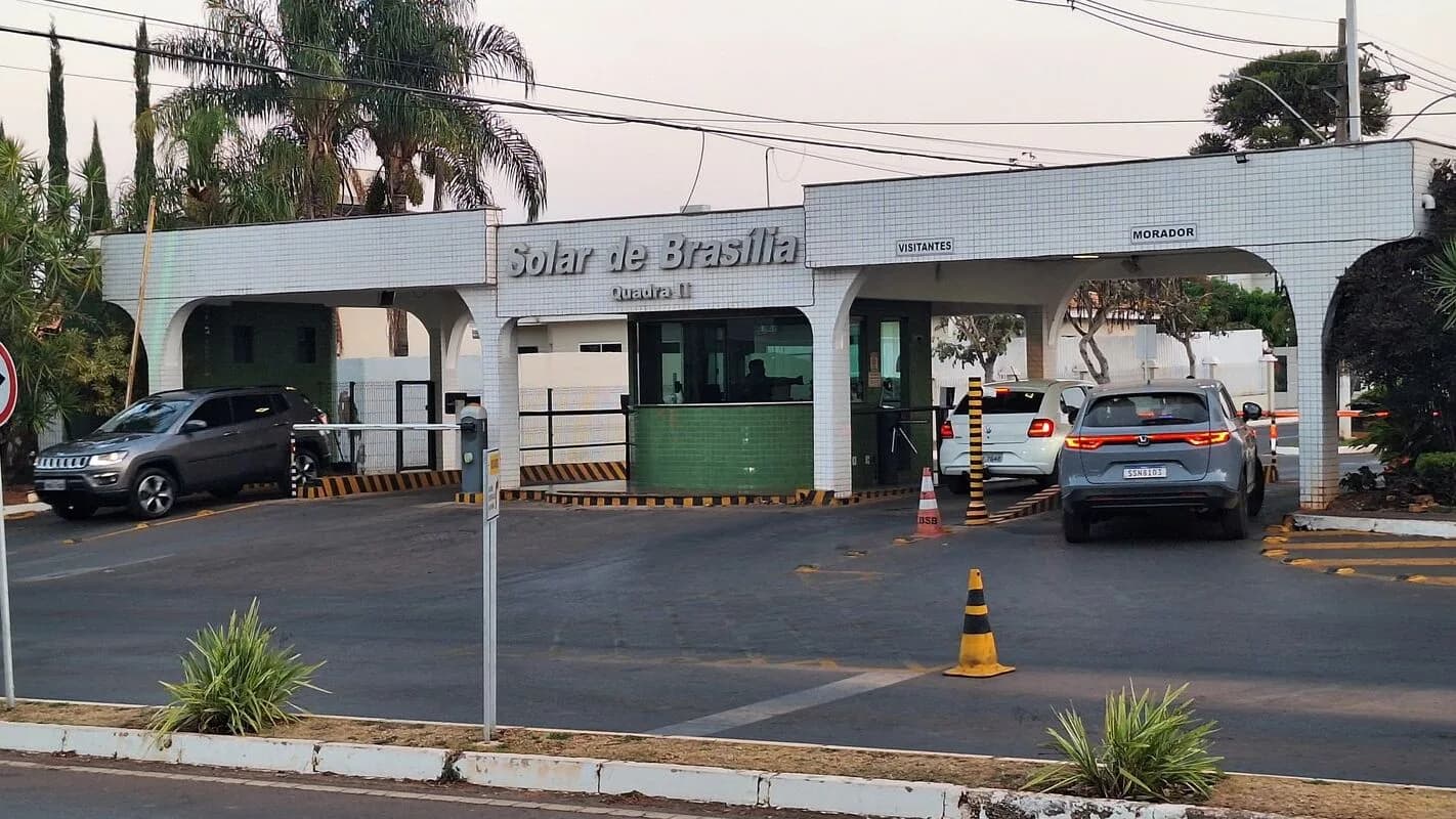 Fachada do condomínio Solar de Brasília, onde Jair Bolsonaro cumpre prisão domiciliar