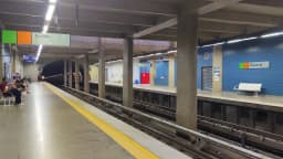 Passageiros aguardam trem na plataforma da estação Central do Metrô do Distrito Federal, em Brasília