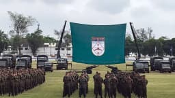 Militares do Exército brasileiro perfilados em formação durante cerimônia da Operação Acolhida