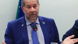 Carlos Lupi, presidente nacional do PDT, fala em coletiva de imprensa, foto de arquivo de abril de 2025