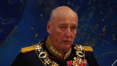 Rei Harald V da Noruega em trajes de gala durante cerimônia oficial